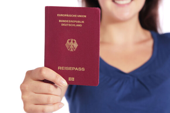 Eine Frau hebt ihren Reisepass