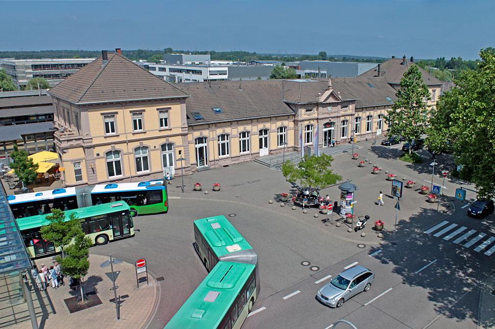Bahnhof Baden-Baden mit Bussen.