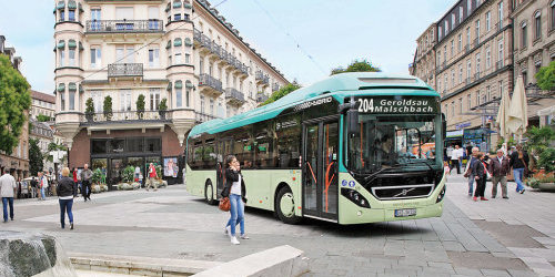 Ein Bus der BBL fährt über den Leopoldsplatz