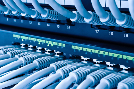 Zahllose Kabel in einer Netzwerkverteilerleiste (Switch)