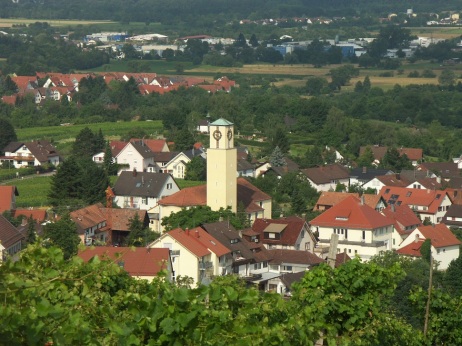 Blick auf die Ortsmitte von Varnhalt mit Kirchturm