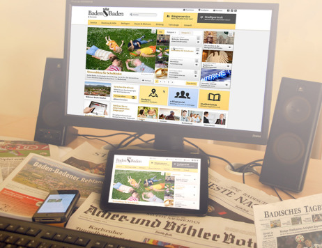 Tageszeitungen, Handy, Tablet und Computerbildschirm einem  Schreib