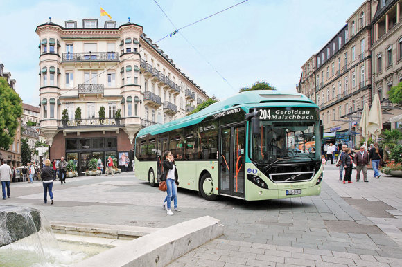 Ein Bus der BBL fährt über den Leopoldsplatz