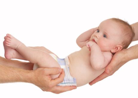 Ein Baby wird von zwei Händen gehalten