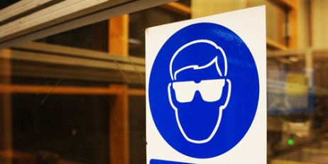 Blaues Schild: Tragen von Schutzbrillen ist Pflicht