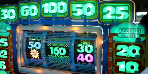 Geldspielautomat mit großen leuchtenden Zahlen.