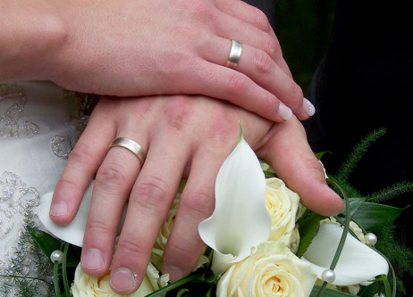 Hände eines Brautpaars mit Eheringen