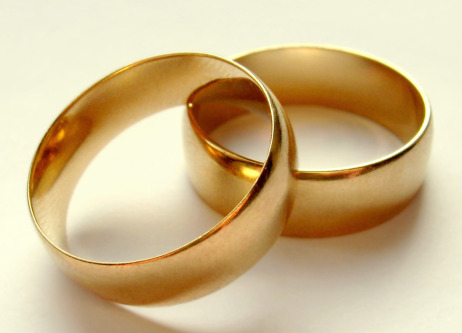 Zwei Eheringe aus Gold