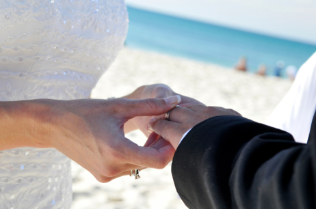 Hände eines Brautpaars am Strand