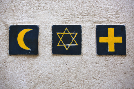 Drei Symbole: Mond, Davidstern und Kreuz