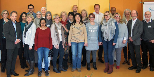 Gruppenfot: Interkulturelle Elternmentoren und Bürgermeister Roland Kaiser (2. von links)