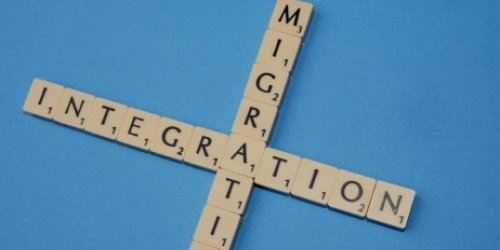 Zwei Wörter über Kreuz gelegt im Spiel "Scrabble": Migration und Integration