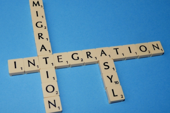 Drei Wörter über Kreuz gelegt im Spiel "Scrabble": Migration, Integration und Asyl