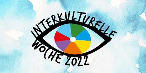 Logo der Interkulturellen Woche 2022: Ein buntes Auge auf hellblauem Hintergrund. 