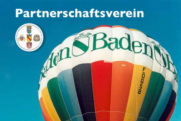 Heißluftballon mit Schriftzug: Baden-Baden vor der Stadtkulisse von Menton, Südfrankreich  