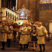 Bernhardusfest. 6 mittelalterlich gekleidete Männer tragen zusammen einen prächtige Vitrine mit goldener Verzierung.