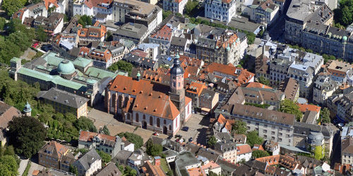 Luftbild der Stiftskirche mit Rathaus, Friedrichsbad und Altes-dampfbad