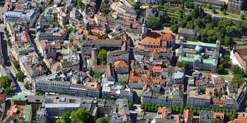 Luftbild Innenstadt: Stiftskirche, Friedrichsbad, Neues Schloss, Rathaus.