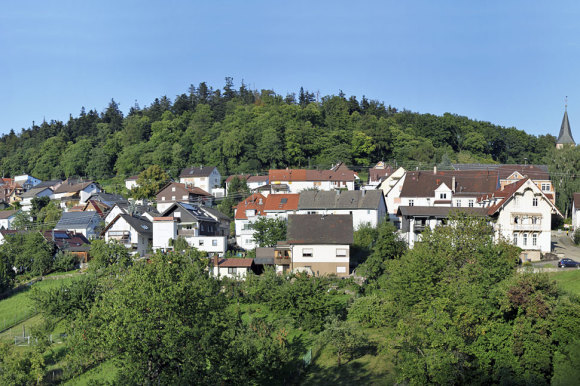 Blick auf Ebersteinburg mit Kirche