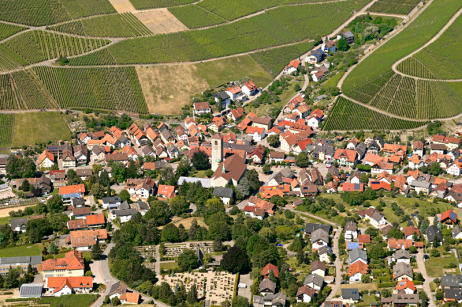 Luftbild von Neuweier mit Kirche im Zentrum