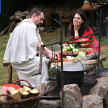 Mann und Frau bei der Zubereitung einer deftigen Suppe