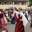 Frauen in historischer Kleidung beim Tanz