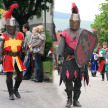 Zwei Ritter mit Helm und Schild