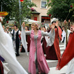 Frauen in historischer Kleidung beim Tanz