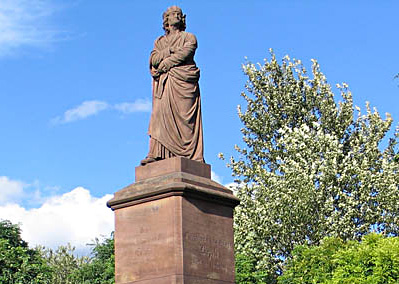 Statue aus Stein von Meister Erwin