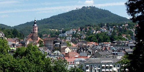 Blick über die Innenstadt auf den Merkurgipfel, den Hausberg in Baden-Baden