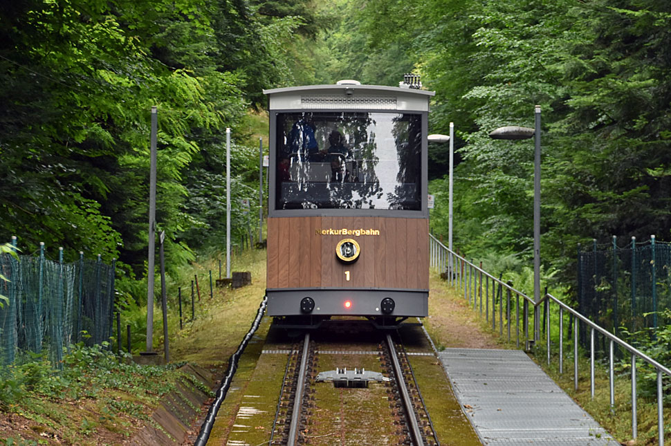 Neue Merkur-Bergbahn mit Holzverkleidung