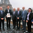 Die Botschafter mit dem Welterbeantrag vor dem Eiffelturm in Paris