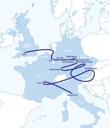 Europakarte, die Standorte der elf Great Spa Towns of Europe sind eingezeichnet und verbunden mit einem blauen Band