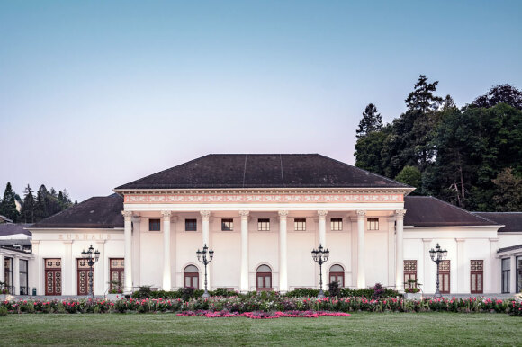 Kurhaus bei Dämmerung