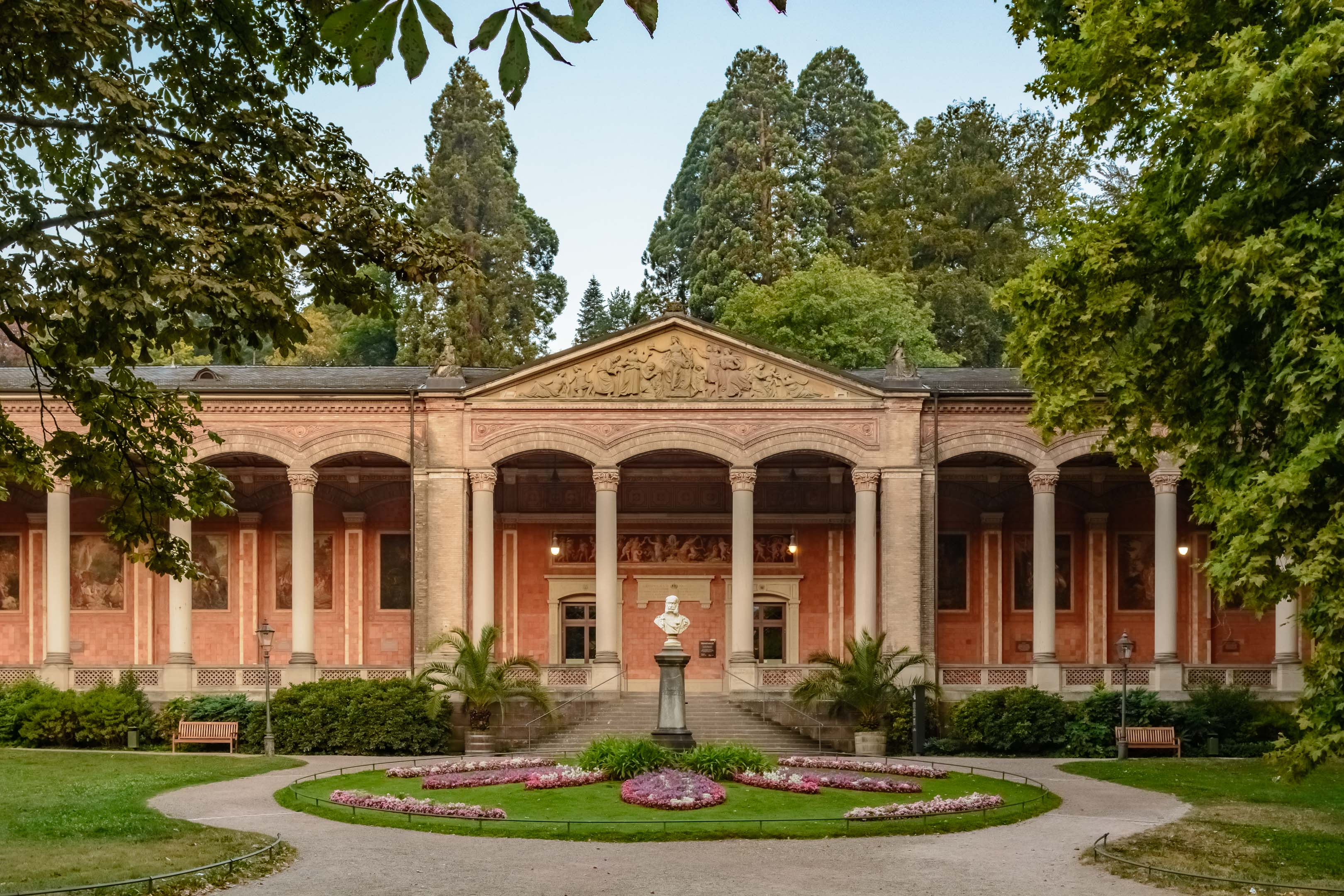 -Trinkhalle von der Schauseite mit Vorplatz und Blumenbeet