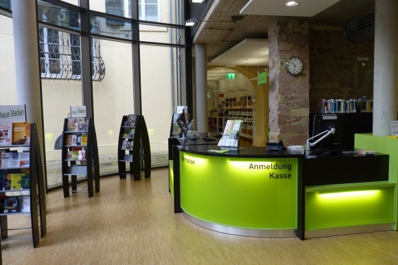 Zu sehen ist der Eingangsbereich der Stadtbibliothek Baden-Baden. 