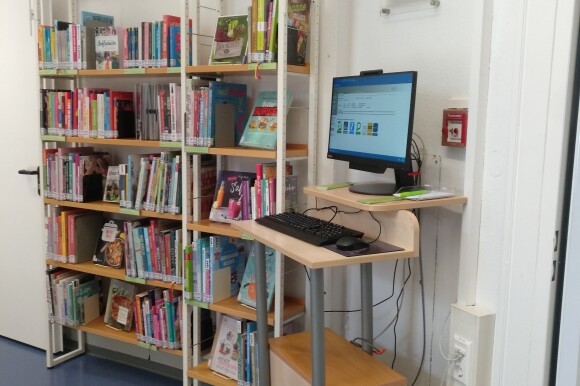 Regale und Stehtisch mit Online-Katalog