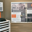 Ausstellungsbereich mit Plakaten und Schreibmaschine