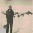 Wintermotiv: Otto Flake im Schnee. Im Hintergrund eine Hütte