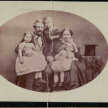 Otto Flake mit Frau. Jeder hat ein Kind auf dem Schoß. Das Dritte Kind steht dazwischen und hat den Arm um Flake gelegt.