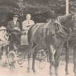 Eine Kutsche mit zwei Pferden. Rechts neben dem Kutscher sitzt Otto Flake. Auf der hinteren Bank eine Dame mit Hut