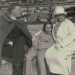 auf dem Bild sind drei Personen zu sehen: links Otto Flake, mittig ein Mädchen, rechts eine Frau (unbekannt), die den Arm um das Mädchen legt