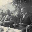 Otto Flake sitzt neben Thomas Mann an einem Tisch