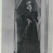 Marianne Flake in einem selbstentworfenen Tagesendkleid alten Stils aus schwarzem Taft