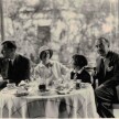 Tischsituation: von links: Otto Flake, Fr. Reisinger, Eva, Hr, Reisinger am gedeckten Tisch sitzend
