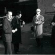 Trauerfeier: vier Personen auf dem Bild: Hochhuth links, daneben zwei weitere Herren und eine Frau