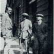 Drei Personen vor einem Gebäude: Otto Flake links, mittig ein Herr (unbekannt) und rechts Tristan Tzara