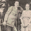 Erna und Otto Flake stehen vor einem Zaun mit Spazierstöcken in den Händen