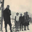 Otto Flake steht neben drei Mädchen und einem Jungen im Schnee. Im Hintergrund stehe Schlitten
