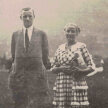 Erna und Otto Flake nebeneinander stehend. Erna hält ein Körbchen im Arm